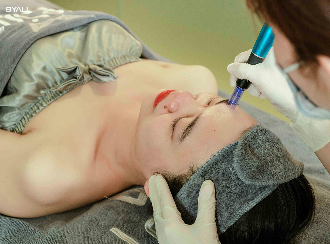 microneedling pen with LED light 